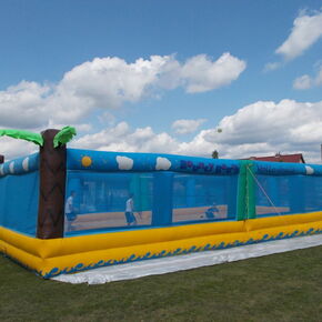 Mobiles Beachvolleyballfeld aufgebaut