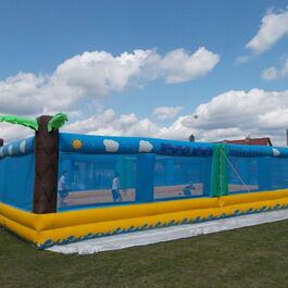 Mobiles Beachvolleyballfeld aufgebaut