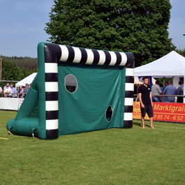 Aufblasbare Fußballtorwand aufgebaut