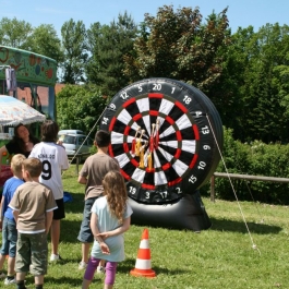 aufblasbares Dartspiel aufgebaut